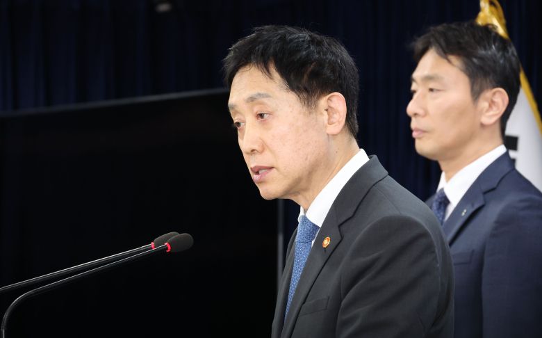 김주현 금융위원장이 11월 5일 서울 광화문 정부서울청사에서 열린 임시금융위원회 브리핑에서 질문에 답하고 있다. 이날 금융당국은 내년 상반기까지 공매도를 전면 금지하기로 했다. / 연합뉴스