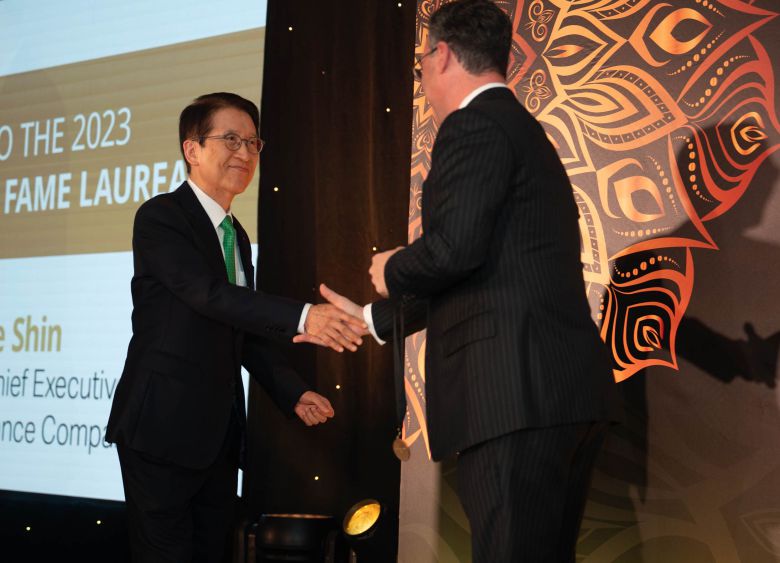 지난 6일 오후 힐튼 싱가포르 오차드 호텔에서 열린 '2023 글로벌인슈어런스포럼'에서 신창재 교보생명 대표이사 겸 이사회 의장(왼쪽)이 조쉬 란다우 세계보험협회(IIS) 대표로부터 '2023 보험 명예의 전당 월계관상'을 수상하며 악수하고 있다. /교보생명 제공