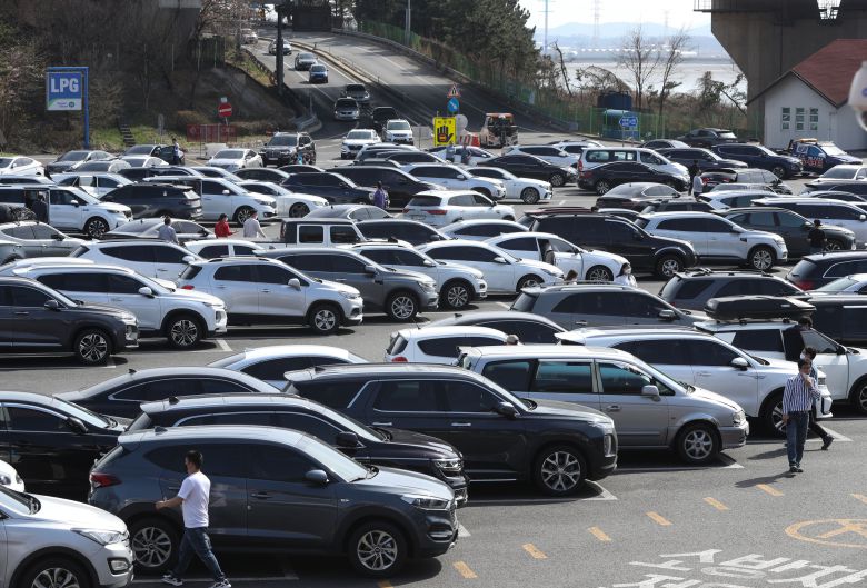 충남 당진시 행담도 휴게소가 차량으로 붐비고 있다./뉴스1