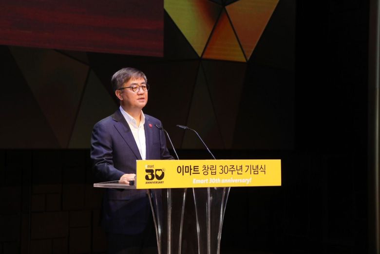 지난 9일 열린 이마트 창립 30주년 기념 행사에서 한채양 대표이사가 기념사를 하고 있다. /이마트