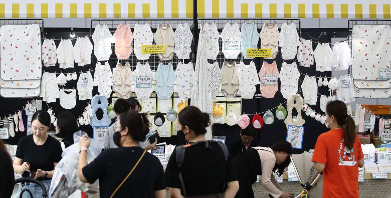 대구 북구 엑스코 동관에서 열린 '제37회 대구베이비&키즈페어'를 찾은 관람객들. /뉴스1