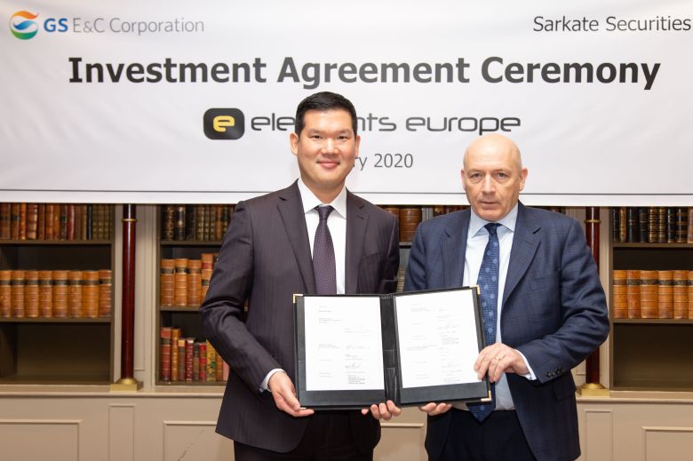 영국 엘리먼츠사(社)와 인수계약서 서명 후 기념사진을 촬영하고 있는 허윤홍 GS건설 CEO(사진 왼쪽)/사진=GS건설 제공