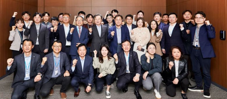 지난 4월 이동채(가운데 줄 오른쪽에서 여섯번째) 전 에코프로 회장의 장녀 이연수(아래 줄 오른쪽에서 네번째) 에코프로파트너스 상무 등이 에코프로 서울 사무소 개소식에서 기념촬영을 하고 있다./에코프로 제공