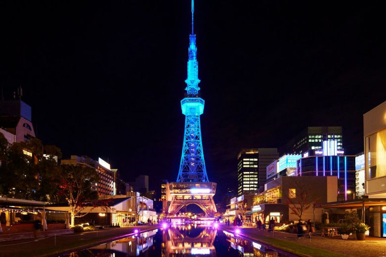 세븐틴 상징색으로 점등된 미라이타워. /하이브 제공