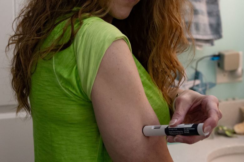 11월 13일, 미국 펜실베이니아주 뉴컬럼비아에서 레베카 칼이 매주 웨고비 주사를 맞고 있다. /로이터=연합뉴스