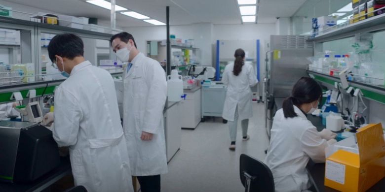 바이오뱅크힐링 분당 연구실에서 연구원들이 FMT 이식액을 만들기 위한 연구를 진행 중이다. 바이오뱅크힐링은 전체 16명의 직원 중 연구개발(R&D) 인력이 13명이고, 이 중 석·박사가 10명에 달한다./바이오뱅크힐링