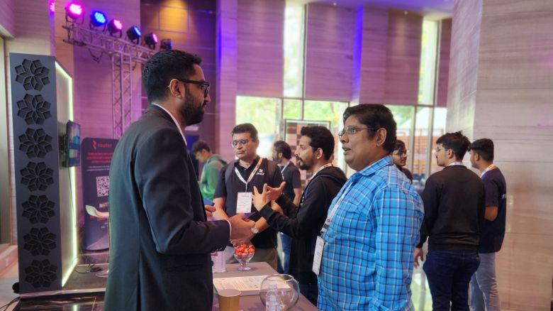 지난 6일(현지시각) 인도 카르나타카주 벵갈루루 쉐라톤 그랜드 호텔에서 열린 인디아 블록체인 위크(IBW) 2023 행사장에서 부스 관계자와 참가자가 대화하고 있다. /김태호 기자