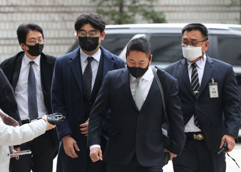 송치형 두나무 의장(왼쪽)과 이석우 두나무 대표가 지난해 12월 서울 서초구 서울고등법원에서 열린 자전거래과 시세조작 혐의 관련 공판에 출석하고 있다. 송 의장은 지난달 대법원에서 무죄 판결을 받았고, 이 대표는 연임에 성공했다. /뉴스1