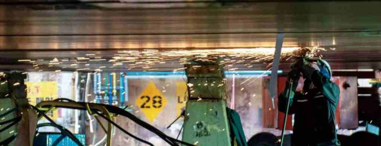 HD현대중공업 울산 조선소에서 직원이 그라인딩 작업을 하고 있다. /HD현대중공업 제공