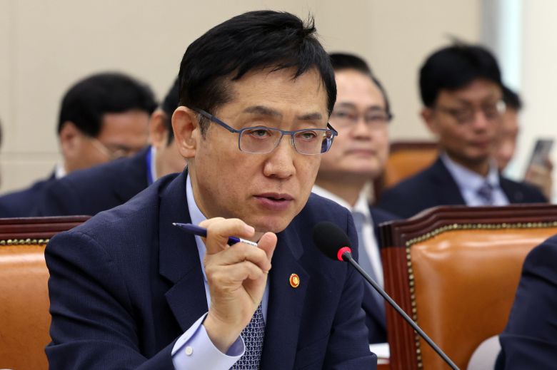 김주현 금융위원회 위원장이 10월 27일 서울 여의도 국회에서 열린 정무위원회의 금융위원회 등에 대한 종합국정감사에서 의원 질의에 답변하고 있다./뉴스1