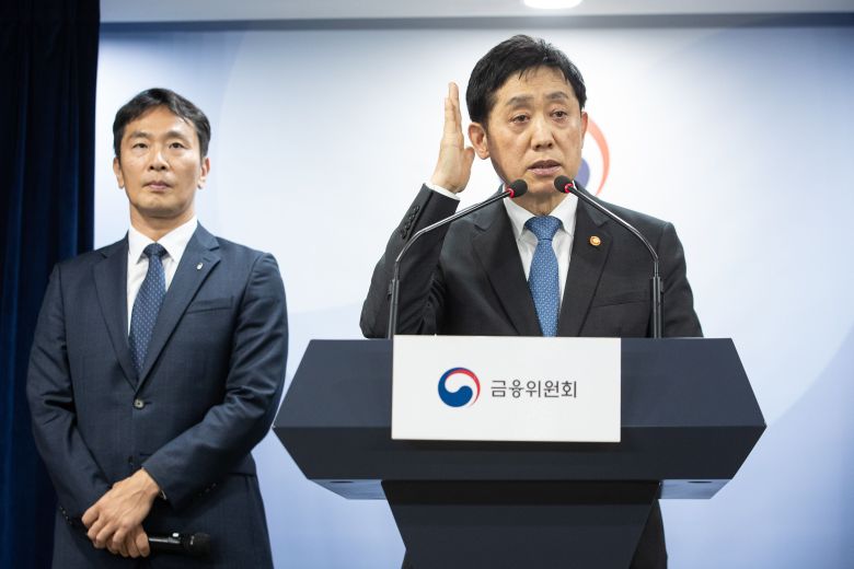 김주현 금융위원장(사진 가운데) 과 이복현 금융감독원장./뉴스1