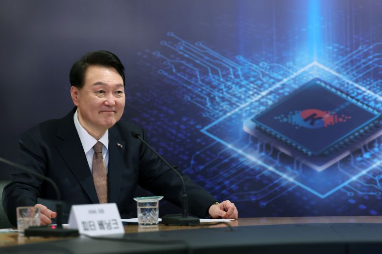 윤석열 대통령이 2023년 12월 12일(현지시각) 네덜란드 벨트호벤 반도체 장비기업 ASML 본사에서 열린 한-네덜란드 반도체 기업인 간담회에 참석하고 있다. /대통령실 제공