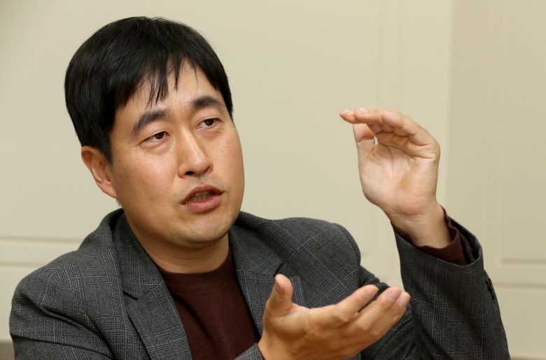 이건규 르네상스자산운용 대표가 2023년 12월 18일 서울 영등포구 여의도 르네상스자산운용 본사에서 조선비즈와 인터뷰하고 있다. /주완중 기자