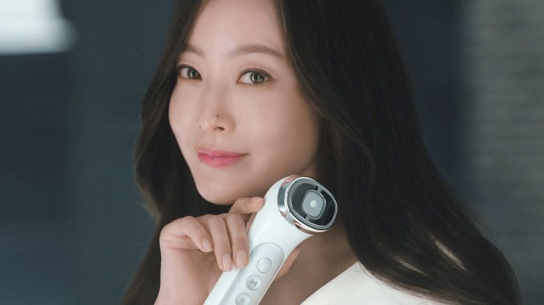 배우 김희선을 앞세운 뷰티테크 기업 에이피알의 에이지알 광고. /에이피알 제공