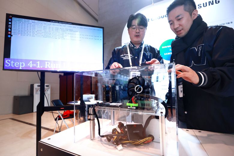 2023년 12월 19일 서울 서초구 더케이호테렝서 열린 2023 인공지능(AI) 반도체 미래기술 콘퍼런스에서 관계자가 네이버클라우드와 삼성전자가 협업해 개발한 AI 반도체 솔루션 설계 검증 시연을 하고 있다. /연합뉴스