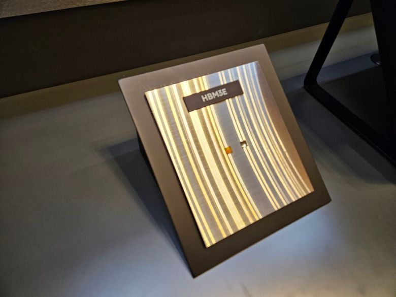 SK하이닉스의 5세대 HBM, 'HBM3E'의 모습. /전병수 기자