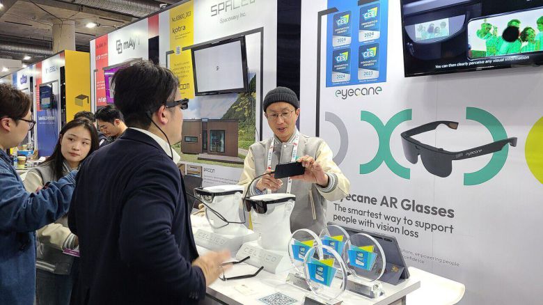 셀리코 부스에서 관객이 스마트AR 안경 ‘아이케인(Eyecane)’을 시연하는 모습 / 이광영 기자