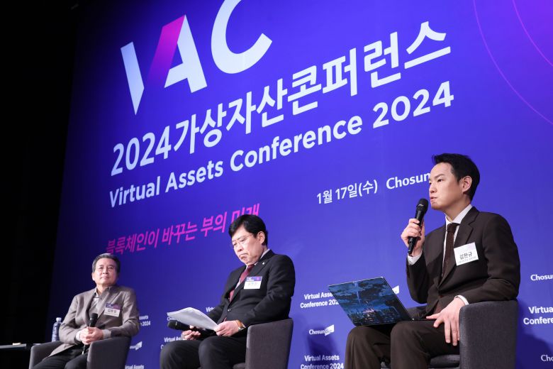 윤창현 국민의힘 의원과 김한규 더불어민주당 의원이 김용범 해시드오픈리서치 대표(전 기획재정부 차관)의 진행으로 진행되는 '2024 조선비즈 가상자산 콘퍼런스'의 특별좌담에서 발언하고 있다. 왼쪽부터 김용범 대표, 윤창현 의원, 김한규 의원/조선비즈DB