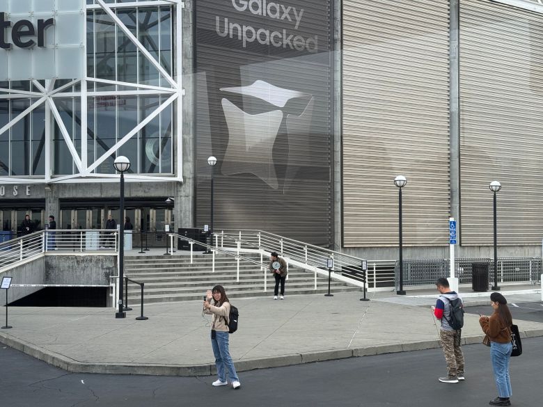 삼성 갤럭시S24 언팩 행사장 분위기를 미리 느끼기 위해 SAP 센터를 찾은 인플루언서./새너제이=윤진우 기자