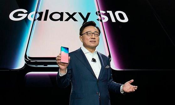 2019년 당시 고동진 삼성전자 사장이 미국 샌프란시스코에서 갤럭시S10 시리즈를 공개하는 모습./삼성전자 제공