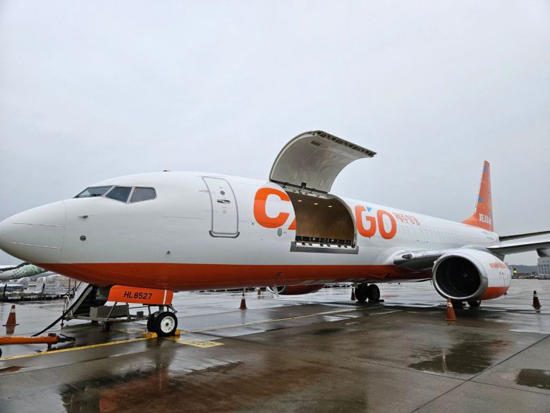 제주항공 화물2호기가 인천국제공항 화물청사에서 대기하고 있다. /조선DB