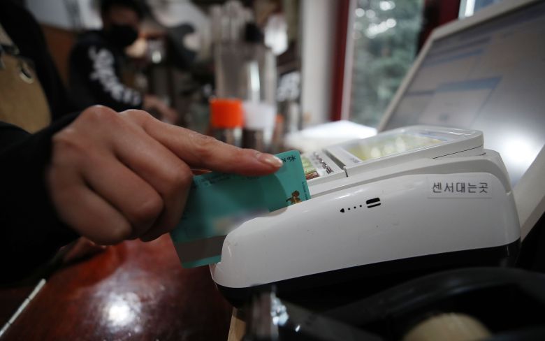 서울 시내 한 커피 전문점에서 소비자가 카드 결제를 하고 있다. /뉴스1