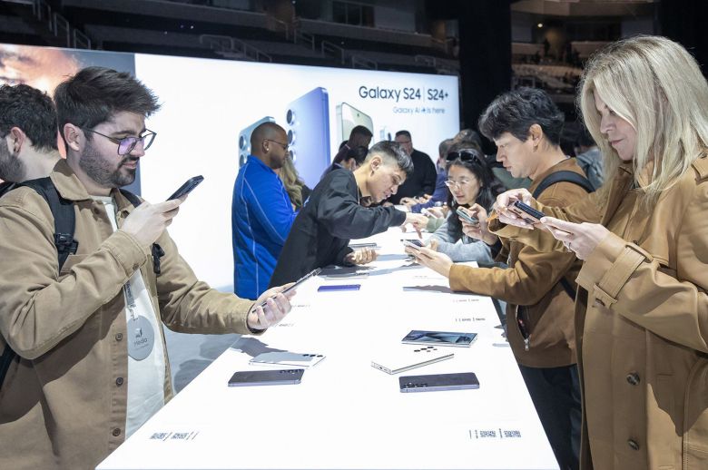 지난달 17일(현지 시각) 미국 새너제이에 위치한 SAP센터에서 개최된 '갤럭시 언팩 2024(Galaxy Unpacked 2024)' 행사에서 관람객들이 '갤럭시 S24' 시리즈 제품을 체험하고 있다. /연합뉴스