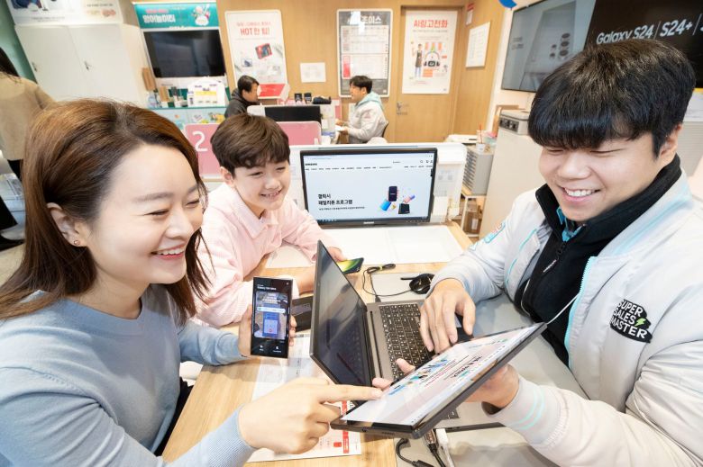 KT플라자에서 엄마와 아들이 기존폰을 물려주고 받는 서비스를 소개받는 모습. /KT 제공