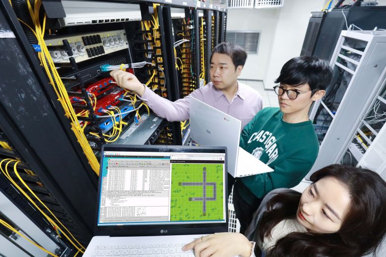 LG유플러스 임직원들이 API 형태로 구성한 5G 네트워크를 활용해 시연하는 모습./LG유플러스