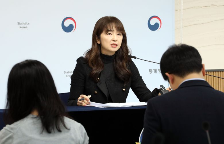 서운주 통계청 사회통계국장이 16일 오전 정부세종청사에서 2024년 1월 고용동향 브리핑을 하고 있다. /연합뉴스