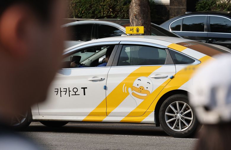 서울 중구 서울역 택시 승강장에 정차한 카카오 택시./뉴스1