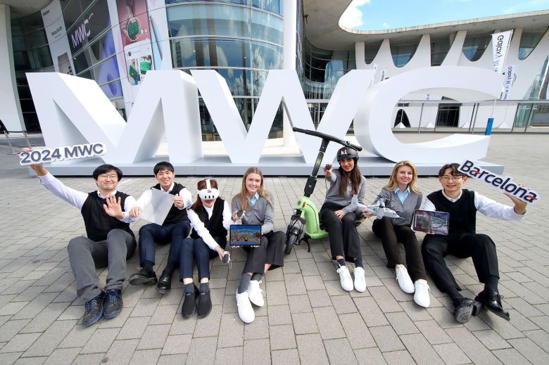 KT, MWC서 차세대 네트워크 기술과 초거대 AI 공개    (서울=연합뉴스) KT가 오는 26일부터 29일까지 스페인 바르셀로나에서 열리는 MWC 2024에서 전시 참여와 함께 글로벌 통신사 및 모바일 생태계 선도 사업자와 적극적인 소통 행보에 나선다고 밝혔다. 사진은 행사장 인근에서 참가 직원들이 KT 전시 아이템을 소개하는 모습. 2024.2.25 [KT 제공. 재판매 및 DB 금지]    photo@yna.co.kr/2024-02-25 10:09:05/<저작권자 ⓒ 1980-2024 ㈜연합뉴스. 무단 전재 재배포 금지, AI 학습 및 활용 금지>