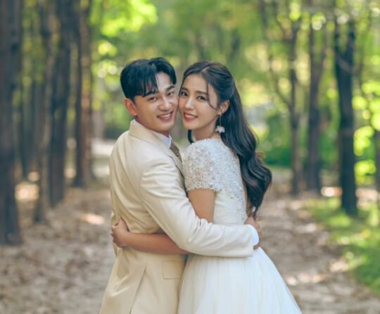 스포츠 아나운서 출신 정인영(오른쪽)이 배우 윤석현(왼쪽) 사이에서 쌍둥이를 임신했다고 밝혔다. /정인영 인스타그램
