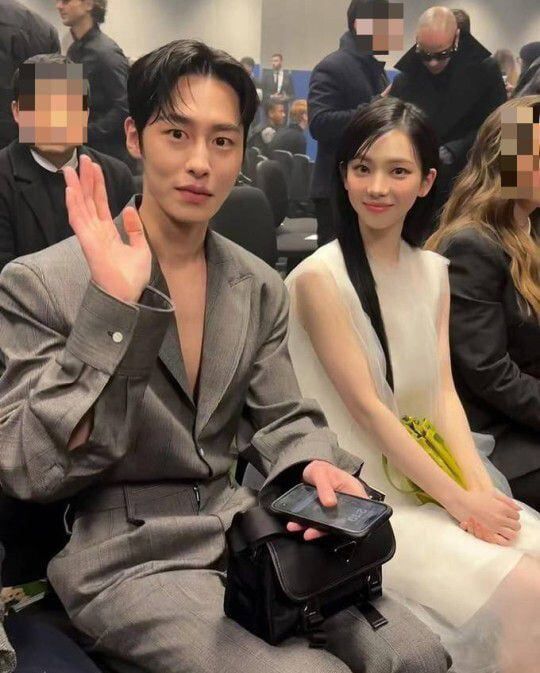 지난달 14일 이탈리아 밀라노에서 열린 프라다 패션쇼에서 만난 에스파 멤버 카리나(오른쪽)와 배우 이재욱(왼쪽). /엑스 갈무리