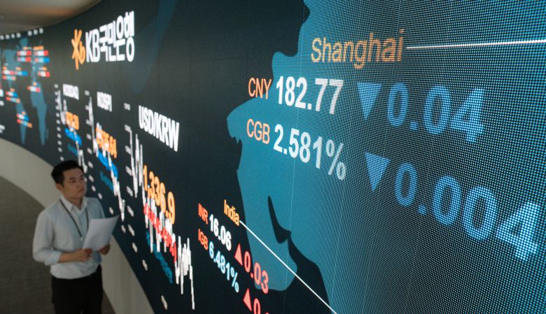 서울 여의도 KB국민은행 스마트딜링룸 전광판에 중국 증시 현황이 표시되고 있다. /뉴스1
