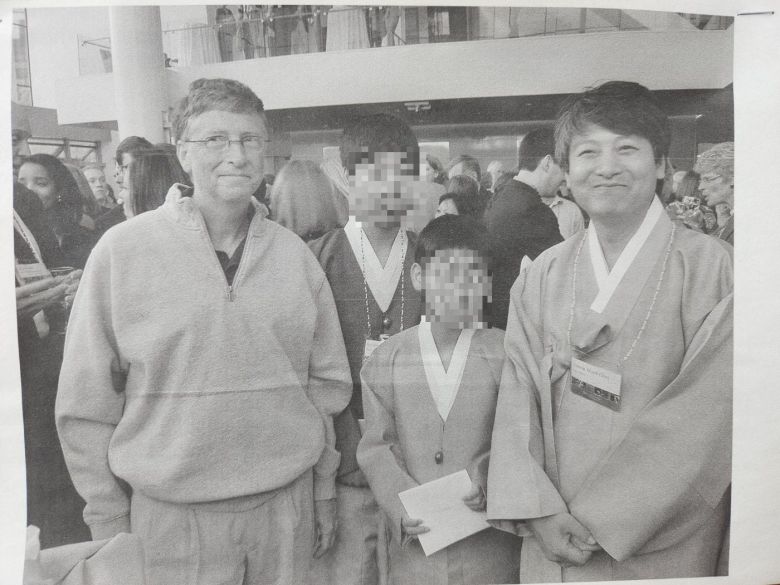 빌 게이츠는 최영욱 작가의 작품을 구매한 이듬해인 2011년 6월 최 작가를 빌·멜린다 게이츠 재단 사옥으로 초청했다. 초청 당시 빌 게이츠와 함께했던 사진이 최 작가 작업실에 걸려있다. /이학준 기자