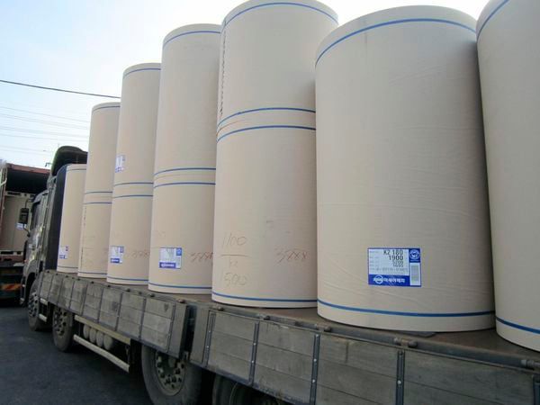 골판지 박스 제조 공장으로 입고되는 골판지 원지가 트럭에 실려 있다. /한국골판지포장산업협동조합 제공