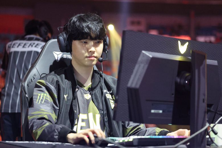 14일 서울 송파구 올림픽공원 KSPO돔에서 열린 '2024 리그오브레전드 챔피언스 코리아(LCK) 스프링' 결승전 T1과 젠지e스포츠의 경기에서 젠지 '쵸비' 정지훈이 장비 점검을 하고 있다. /뉴스1