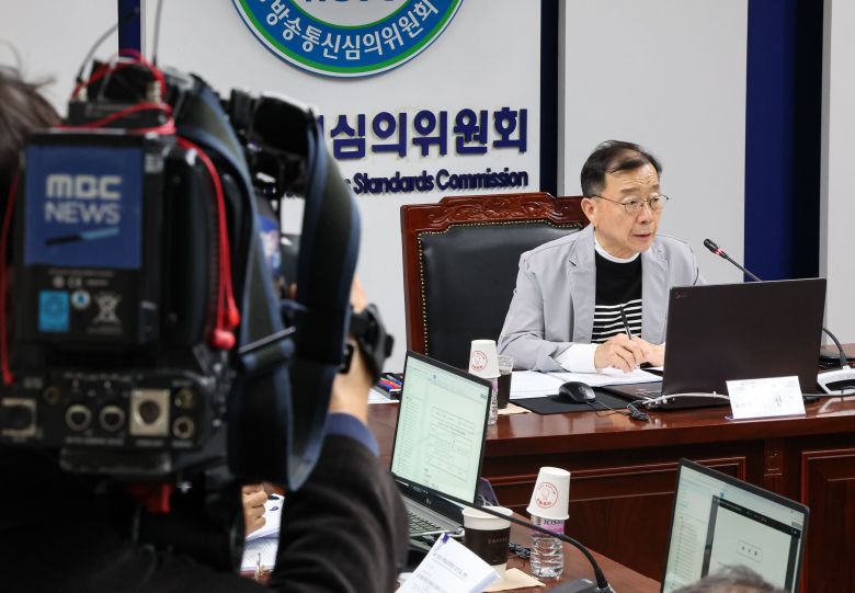 백선기 선거방송심의위원회 위원장이 18일 서울 양천구 방송회관에서 열린 제15차 제22대 국회의원선거 선거방송심의위원회 정기회의를 주재하고 있다./뉴스1