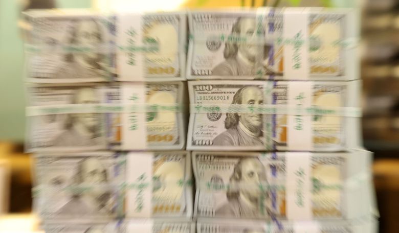 서울 중구 하나은행 위변조대응센터에 진열된 달러. /뉴스1