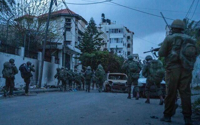 가자지구 최대 의료기관인 알시파 병원에서 작전중인 이스라엘 군인들의 모습. /연합뉴스
