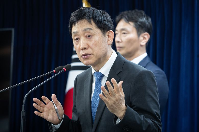 김주현 금융위원장(왼쪽)이 지난해 11월 5일 서울 종로구 정부서울청사 브리핑룸에서 내년 상반기까지 공매도 전면 금지 및 전향적인 공매도 제도개선 추진을 밝힌 후 취재진 질문에 답하고 있다. 오른쪽은 이복현 금융감독원장./뉴스1