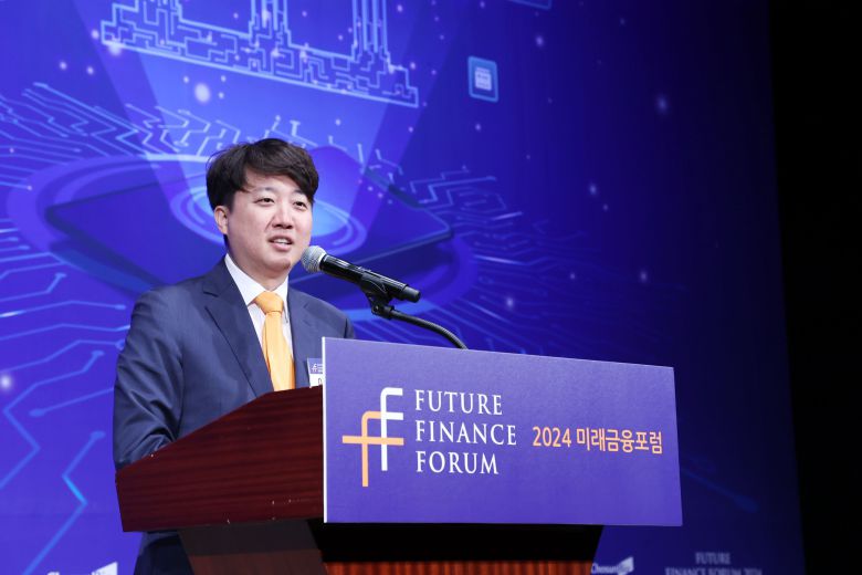 이준석 개혁신당 대표가 25일 서울 중구 웨스틴조선호텔에서 열린 조선비즈 '2024 미래금융포럼'에서 축사를 하고 있다. /조선비즈