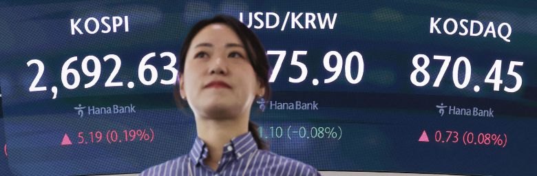 30일 오전 서울 중구 하나은행 본점 딜링룸 전광판에 코스피 지수 등이 표시되고 있다. /연합뉴스