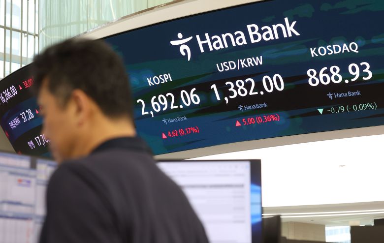 4월 30일 오후 서울 명동 하나은행 본점 딜링룸 전광판에 지수 정보가 표시돼 있다. /뉴스1