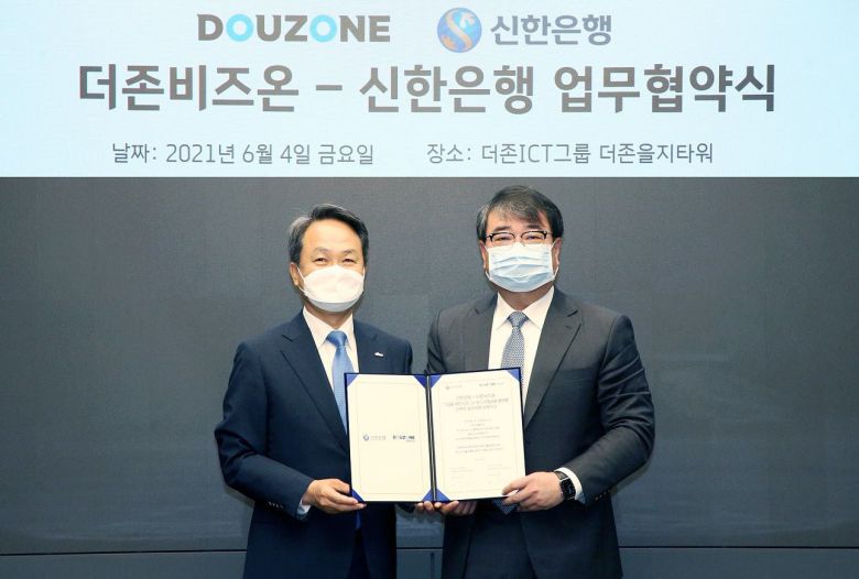 2021년 6월 4일 서울 중구 더존을지타워에서 진행된 업무협약식에서 당시 진옥동(왼쪽) 신한은행장과 김용우 더존비즈온 회장이 기념촬영을 하고 있다. /신한은행 제공