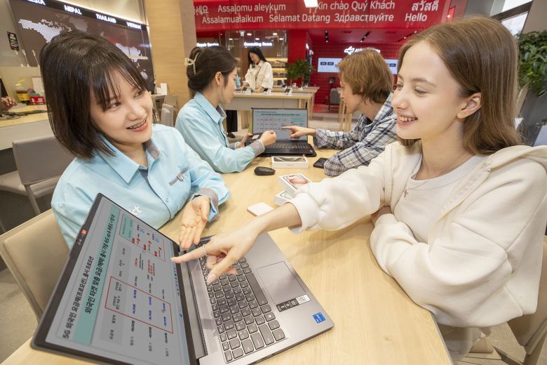 KT 모델들이 KT 외국인센터에서 외국인 전용 5G 웰컴 요금제를 소개하는 모습. /KT 제공