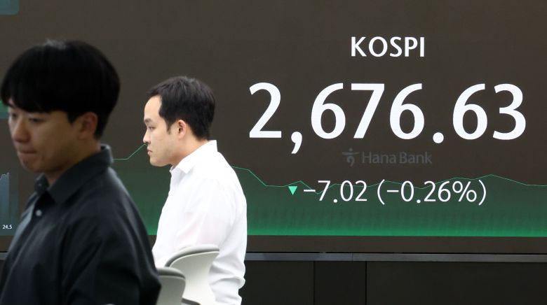 5월 3일 오후 서울 명동 하나은행 딜링룸에서 직원들이 일하고 있다. / 연합뉴스