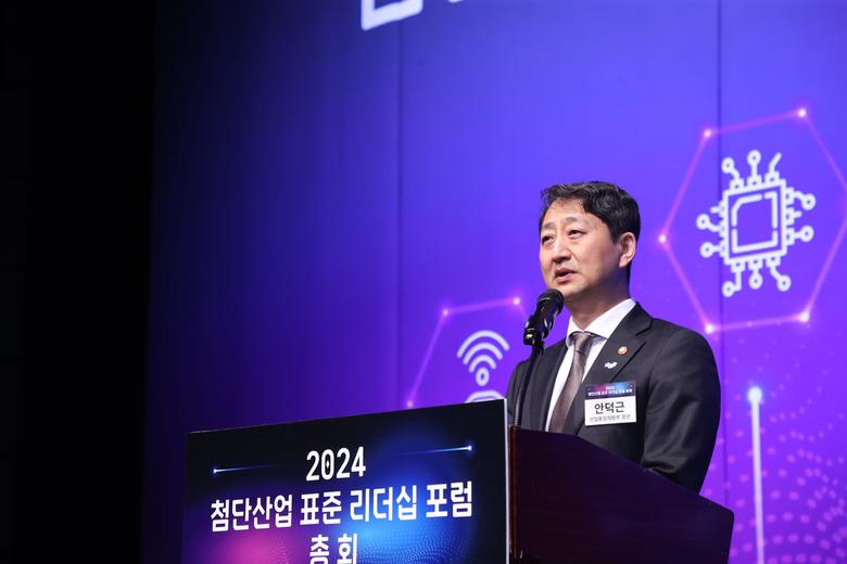 안덕근 산업통상자원부 장관이 21일 서울 소공동 웨스틴조선호텔에서 열린 '2024 첨단산업 표준 리더십 포럼 총회'에서 축사를 하고 있다. /조선비즈DB