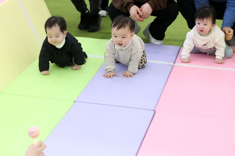 아기들이 아빠·엄마의 손짓을 바라보며 결승선을 향해 다가가고 있다. /뉴스1